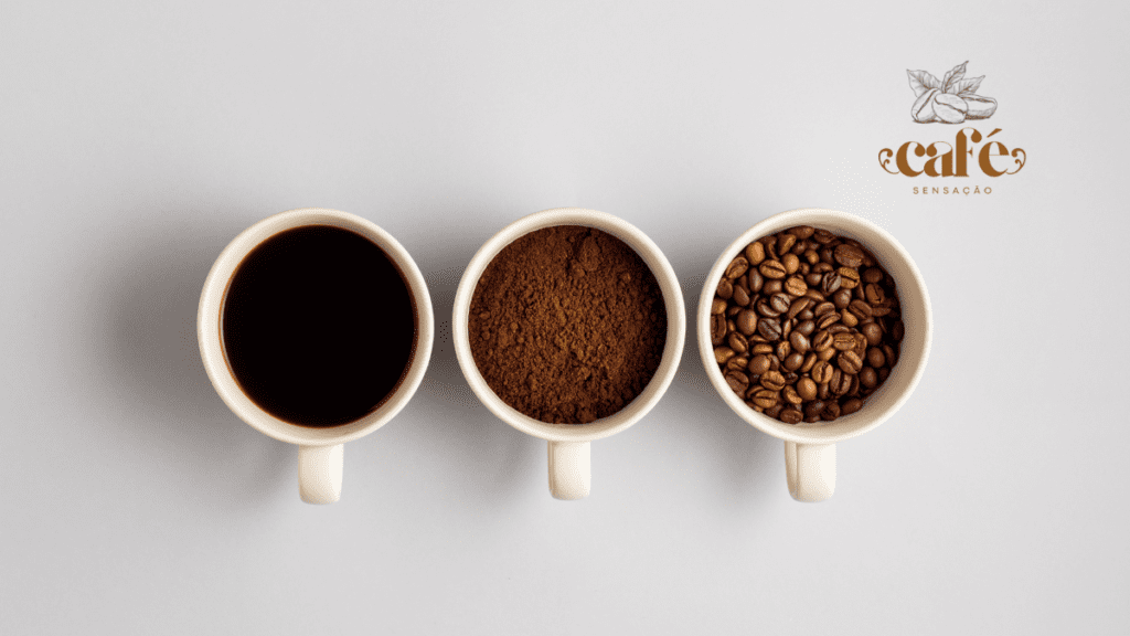 TRês xícaras brancas contendo respectivamente café líquido, café em pó e café em grãos