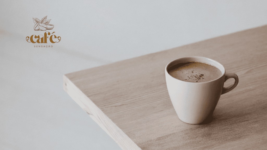 xícara de café sobre a mesa