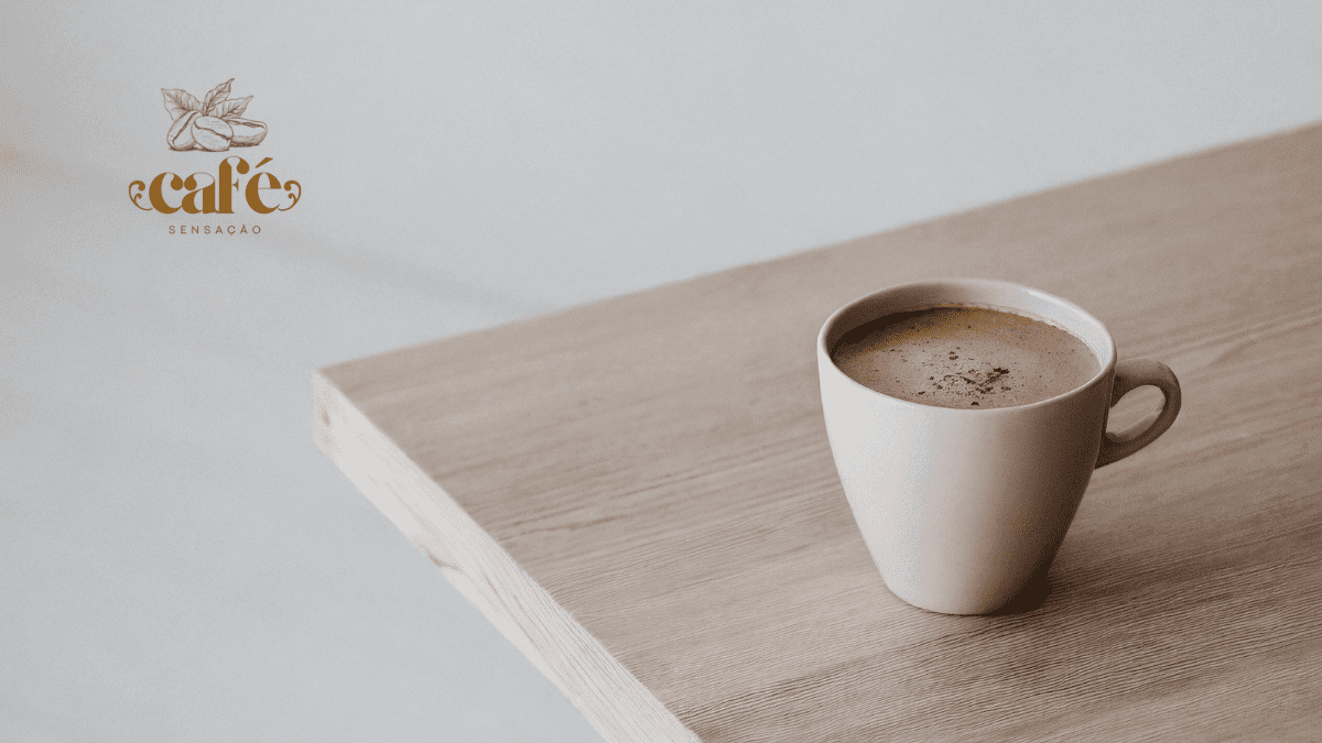 xícara de café sobre a mesa