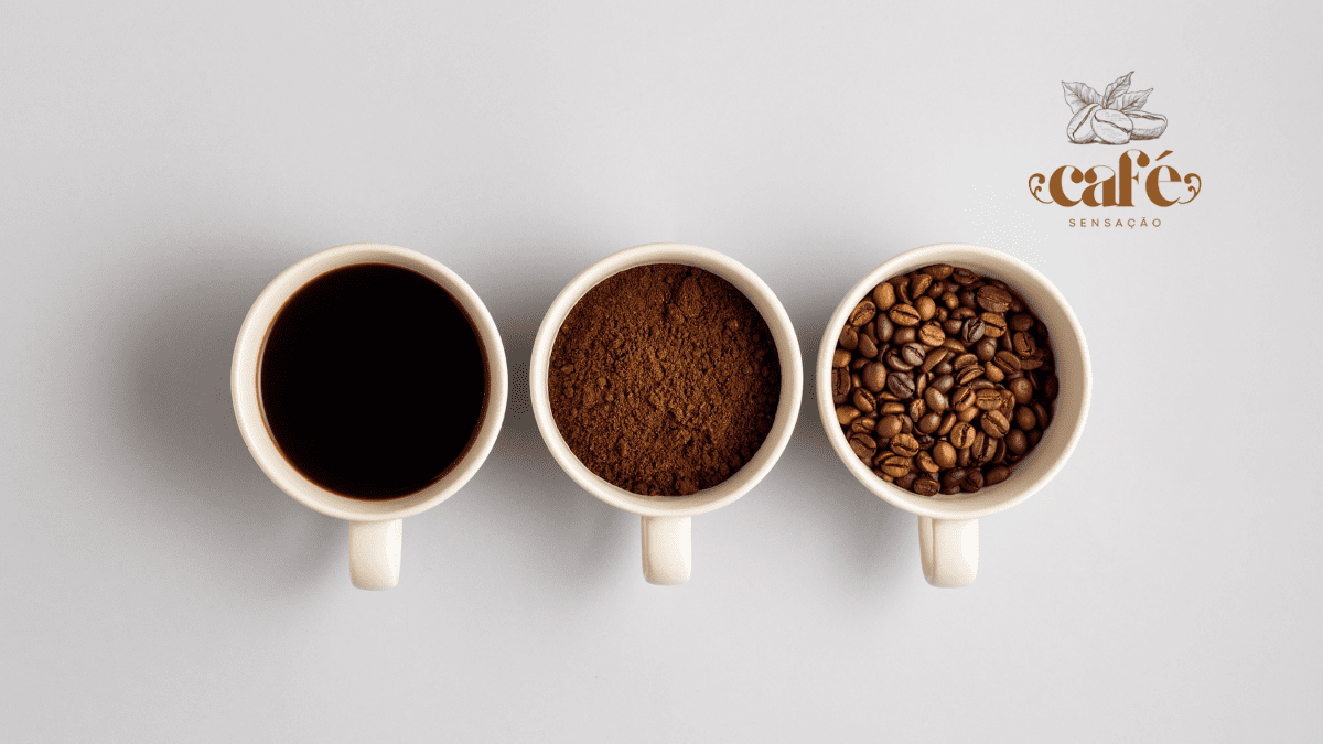 TRês xícaras brancas contendo respectivamente café líquido, café em pó e café em grãos