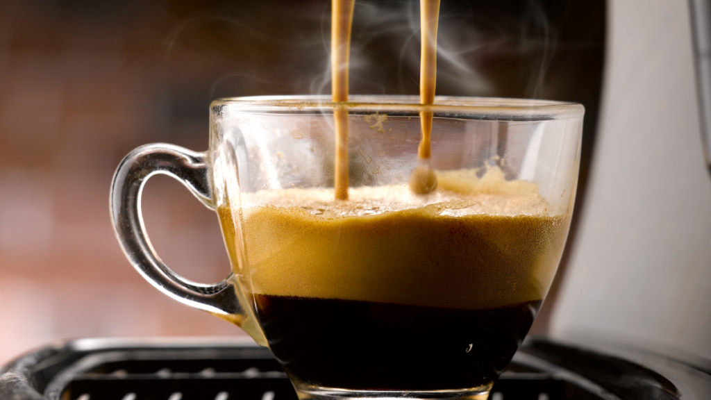 xícara de café mostra como fazer espresso em casa