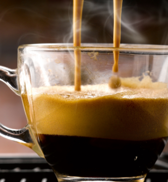 xícara de café mostra como fazer espresso em casa
