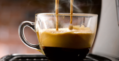 xícara de café mostra como fazer espresso em casa