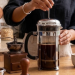 mulher preparando café, ensinando como escolher cafeteira francesa