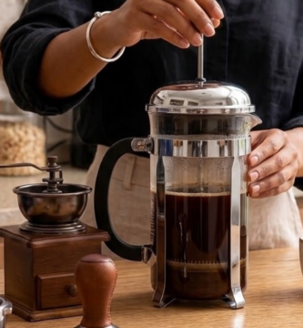 mulher preparando café, ensinando como escolher cafeteira francesa