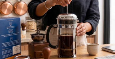 mulher preparando café, ensinando como escolher cafeteira francesa
