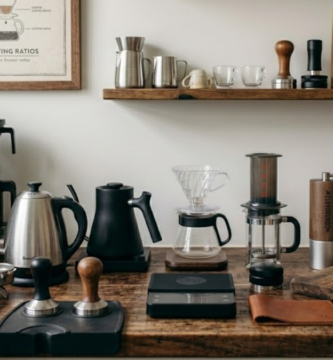 Fotografia contendo diversos equipamentos essenciais para baristas amadores