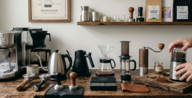 Fotografia contendo diversos equipamentos essenciais para baristas amadores