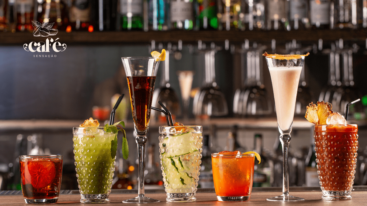 Balcão com diversas bebidas alcoolicas ilustrando receitas de drinks com café e licores artesanais
