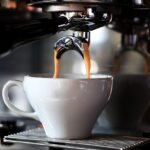 Café sendo extraido de uma das melhores maquinas de café de 2026
