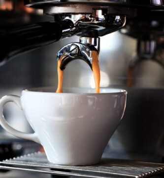 Café sendo extraido de uma das melhores maquinas de café de 2026