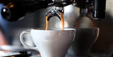Café sendo extraido de uma das melhores maquinas de café de 2026