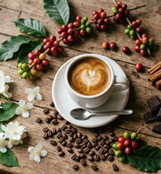 Xícara de café especial vista de cima cercada de frutas, flores e especiarias representando as notas sensoriais do café