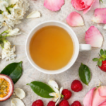 Xícara de café etíope especial rodeada de flores de jasmim, framboesas e frutas frescas representando as notas florais e frutadas no café