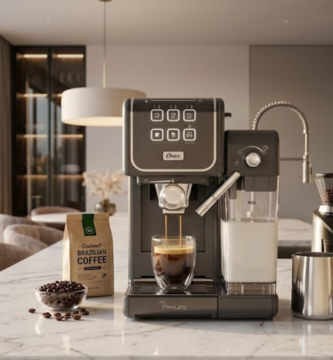 máquina de café sobre o balcão de uma cozinha moderna review oster primalatte