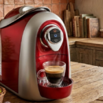 review três corações modo máquina de café em cápsulas sobre o balcão de madeira