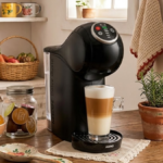 Máquina de café sobre a bancada da cozinha review dolce gusto genio s plus