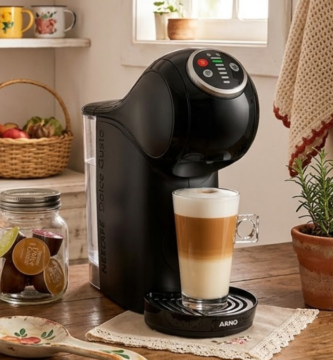 Máquina de café sobre a bancada da cozinha review dolce gusto genio s plus