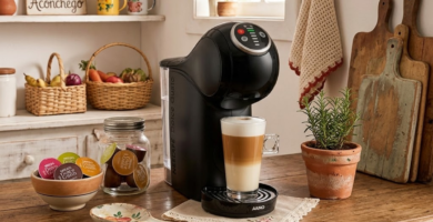 Máquina de café sobre a bancada da cozinha review dolce gusto genio s plus