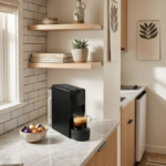 Balcão de cozinha de apartamento com máquina de café e cesta de cápsulas ao lado Review Nespresso Essenza Mini