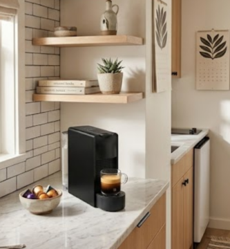 Balcão de cozinha de apartamento com máquina de café e cesta de cápsulas ao lado Review Nespresso Essenza Mini