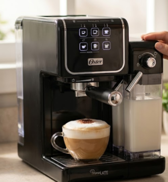 Review da Oster PrimaLatte Touch com painel touch e cappuccino cremoso