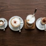 Bebidas de café italianas lado a lado: espresso, macchiato, cappuccino, latte macchiato e affogato