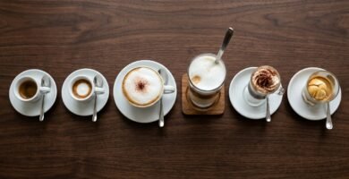 Bebidas de café italianas lado a lado: espresso, macchiato, cappuccino, latte macchiato e affogato