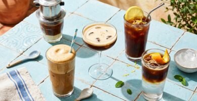 Cafés gelados de vários países sobre mesa azul: vietnamita, frappé, shakerato, mazagran e espresso tônica