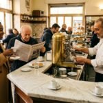 Balcão de bar italiano com clientes tomando espresso em pé e barista preparando cafés