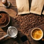 Pacotes de café em grãos, grãos torrados, porta-filtro e espressos com crema