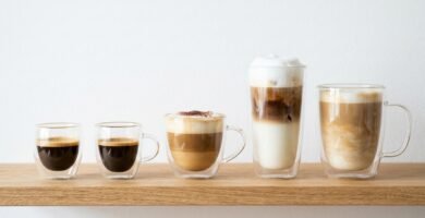 Copos e xícaras de vidro de parede dupla com espresso, cappuccino e café gelado