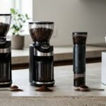 Moedores de café elétricos de mó cônica de bancada e portáteis com grãos e café moído